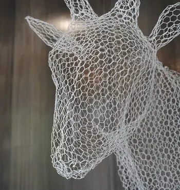 Scultura in filo metallico a forma di animale, probabilmente un cavallo o un cervo.
