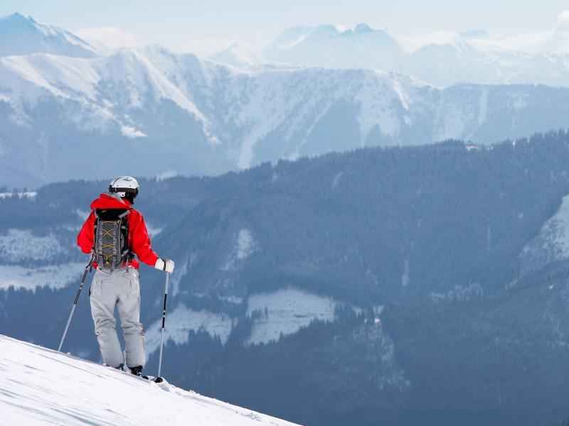 Sciare tra le montagne innevate, ammirando un panorama mozzafiato.